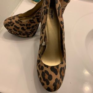 Leopard print pump